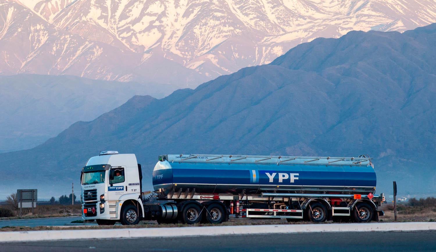 Semirremolque tanque INDECAR de 35.000 litros con librea de YPF, detenido en la ruta con la cordillera de los Andes al atardecer